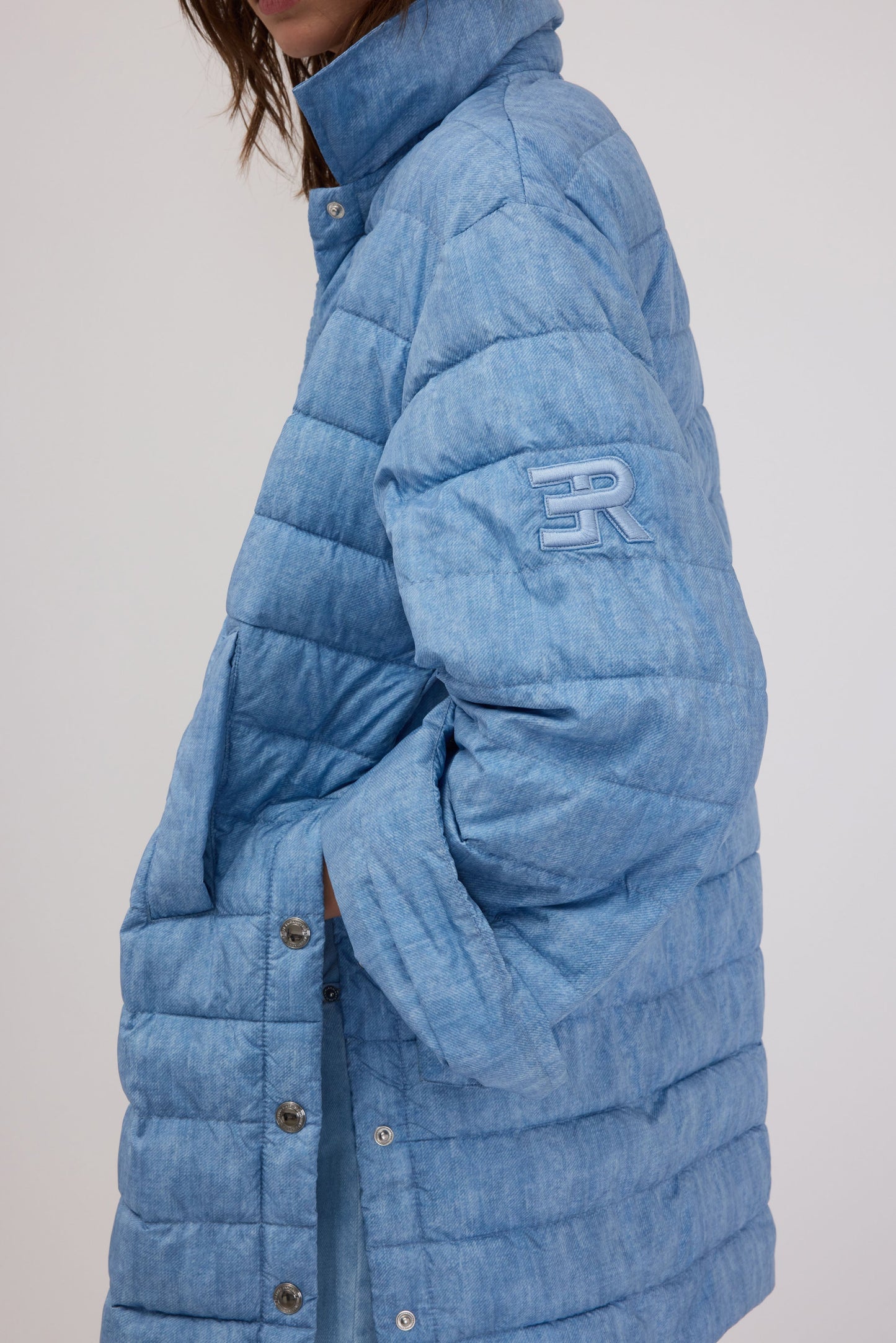 FP BOUTIQUE GIACCA IMBOTTITA IN DENIM STAMPATA CON LOGO E BOTTONI DORATI