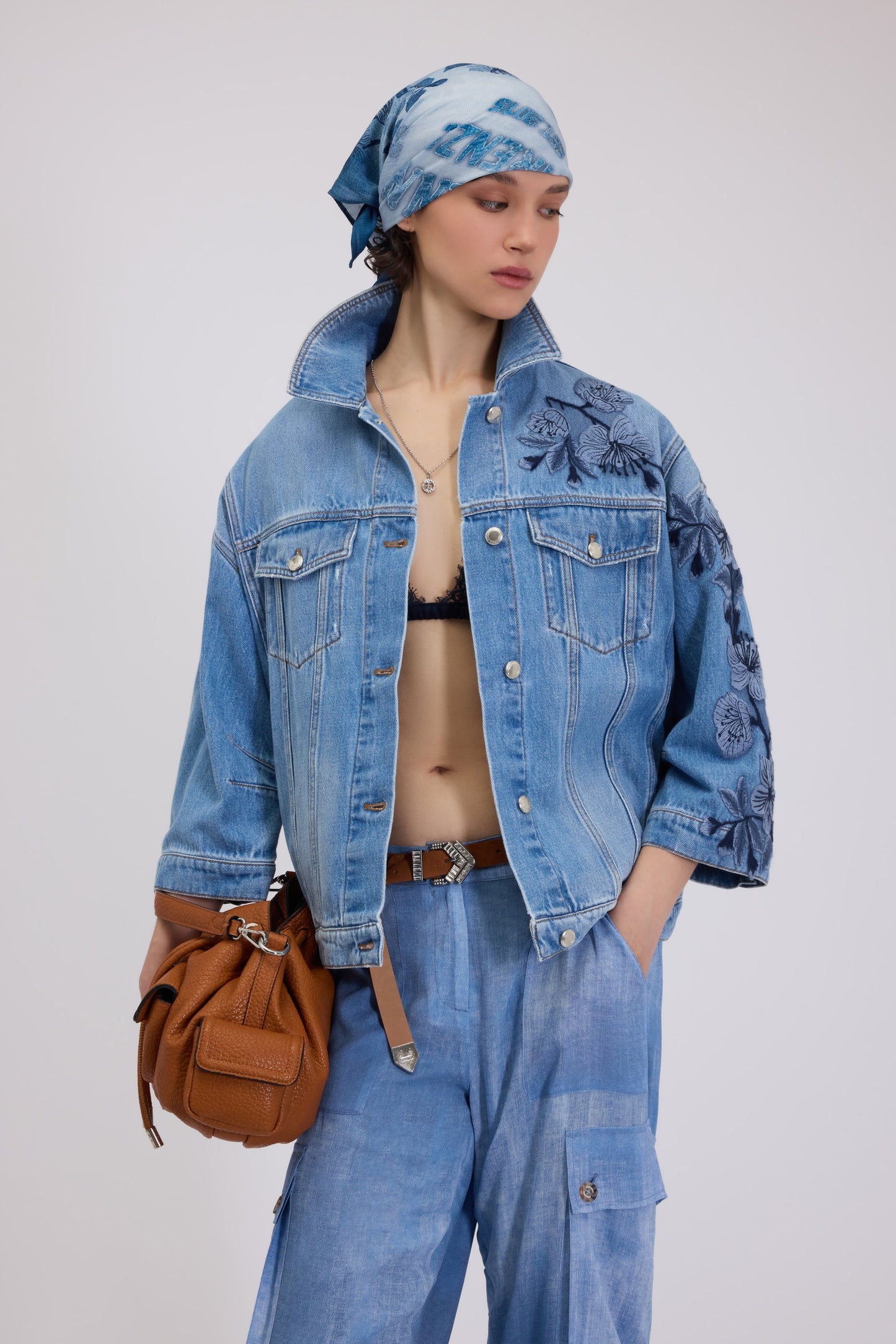 GIACCA DI JEANS OVERSIZE FP BOUTIQUE CON RICAMO FLOREALE