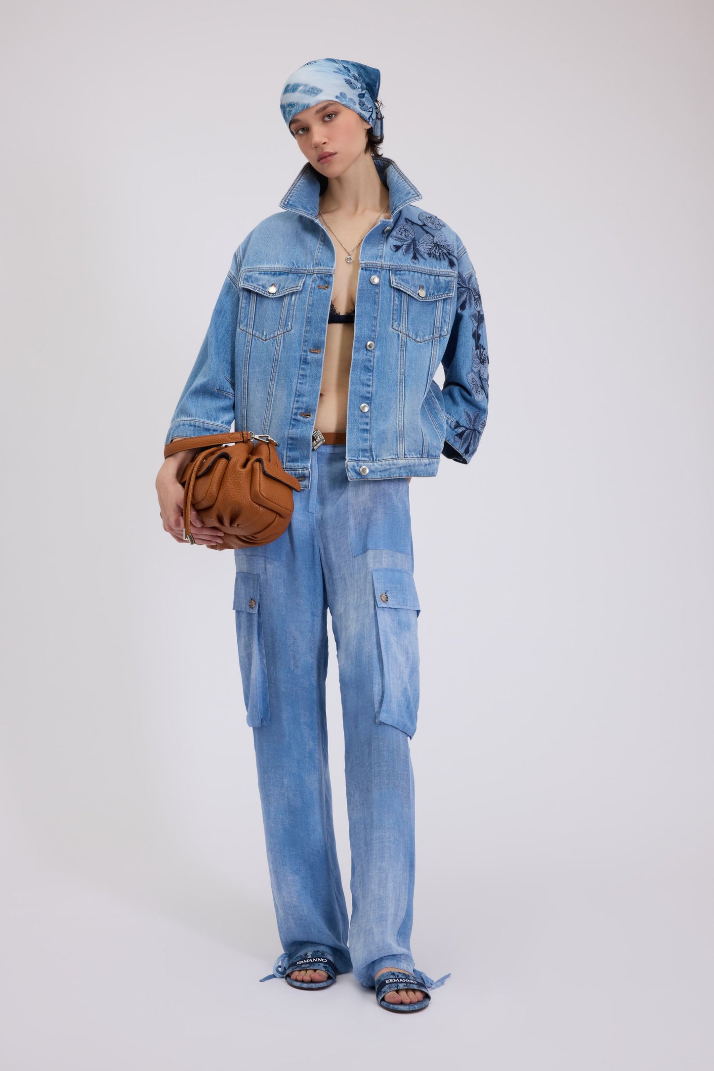 GIACCA DI JEANS OVERSIZE FP BOUTIQUE CON RICAMO FLOREALE