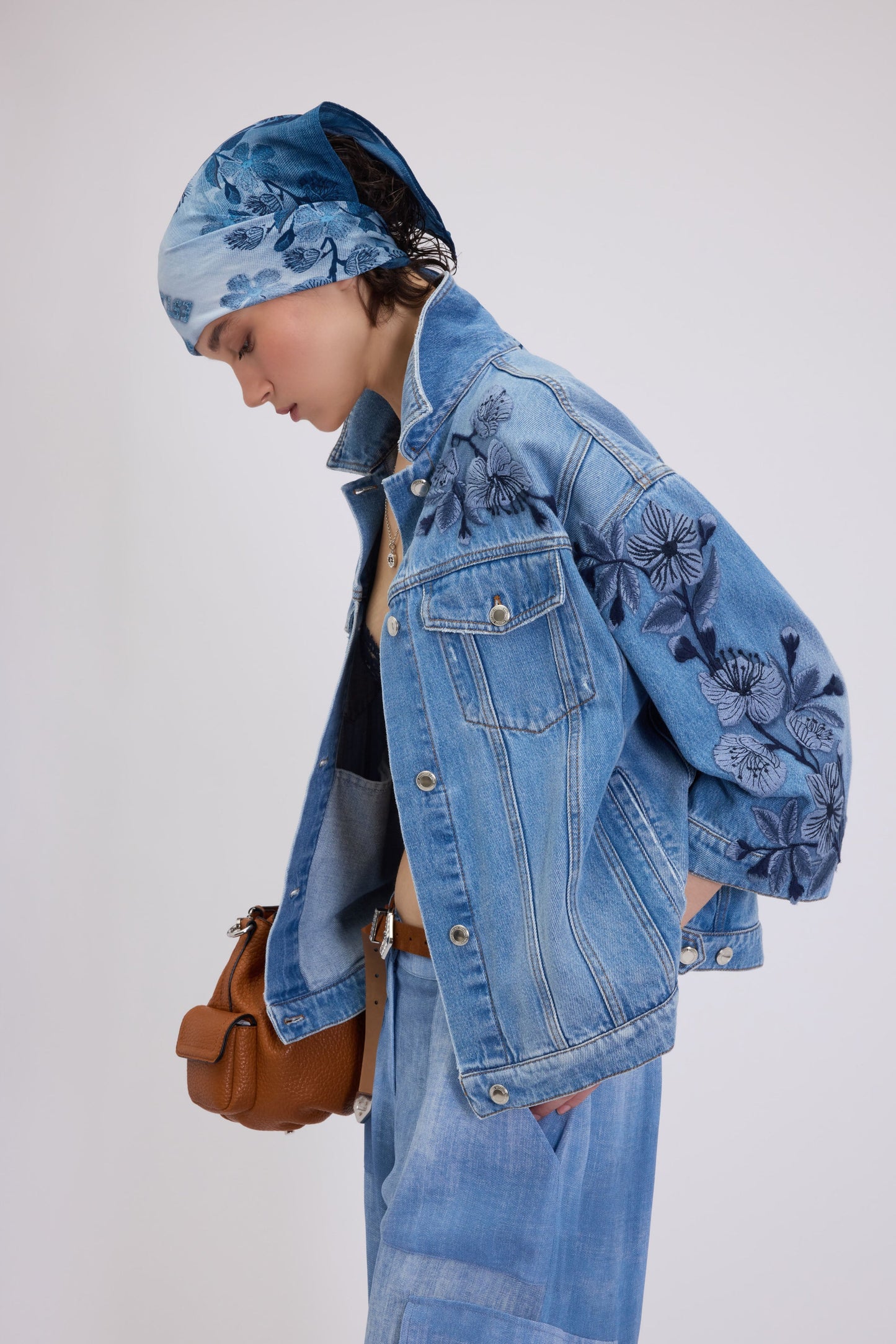 GIACCA DI JEANS OVERSIZE FP BOUTIQUE CON RICAMO FLOREALE