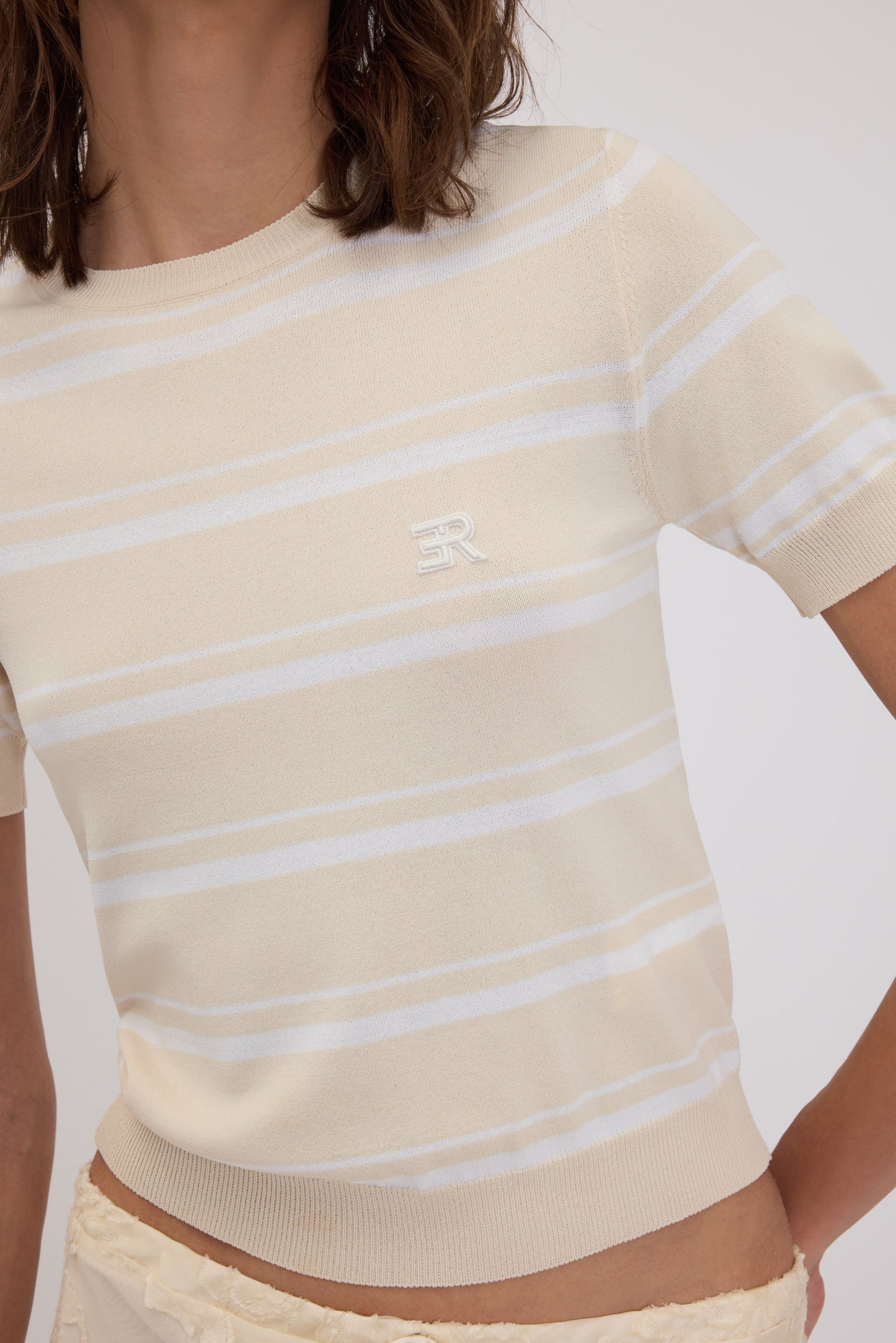 T-SHIRT IN MAGLIA A RIGHE BICOLORE CHIARO FP BOUTIQUE CON LOGO